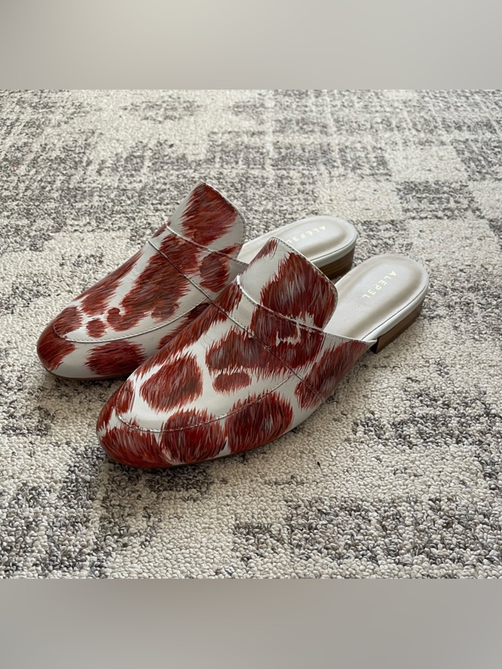 Alepel sophisticated hand-painted loafers, size 9